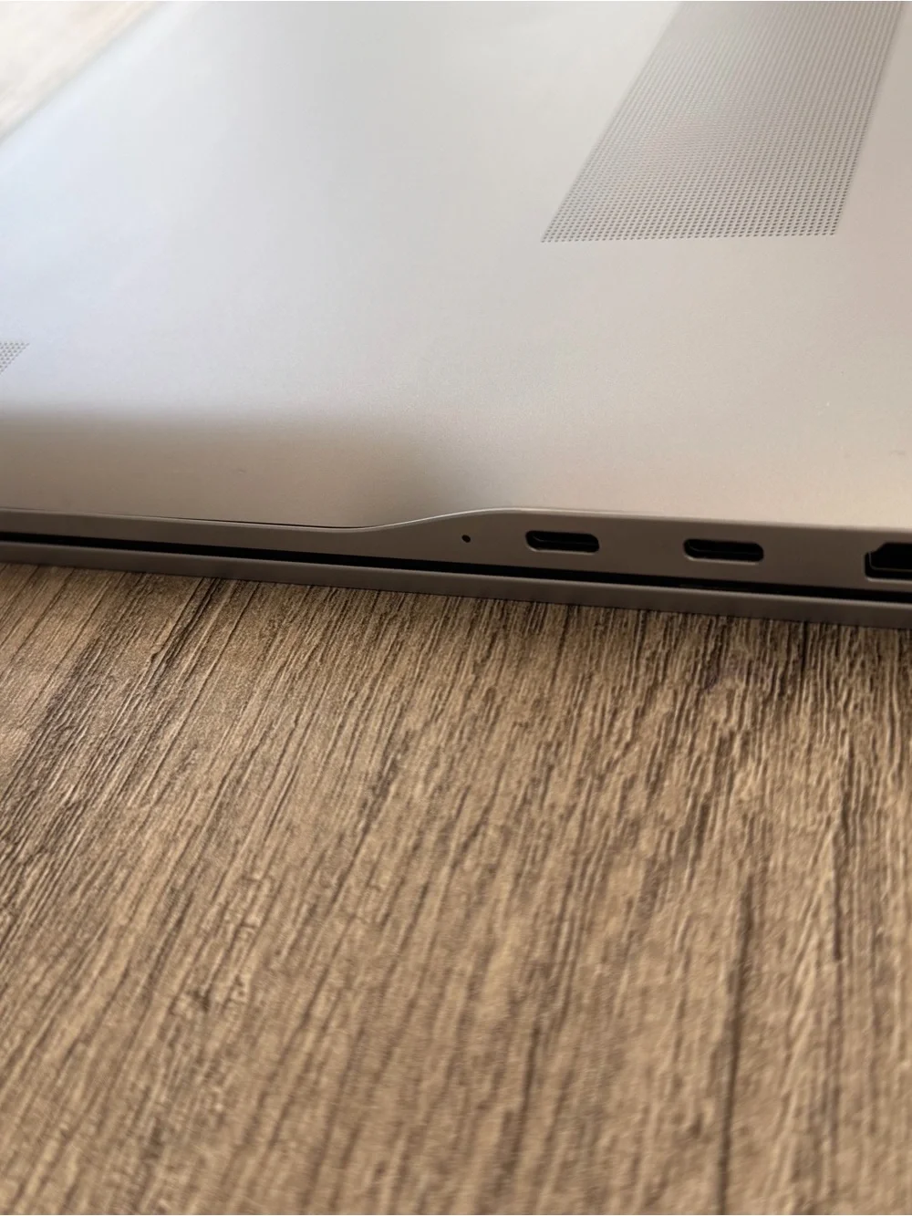Samsung Silver Metallic Laptop Cover - Minimalist Design